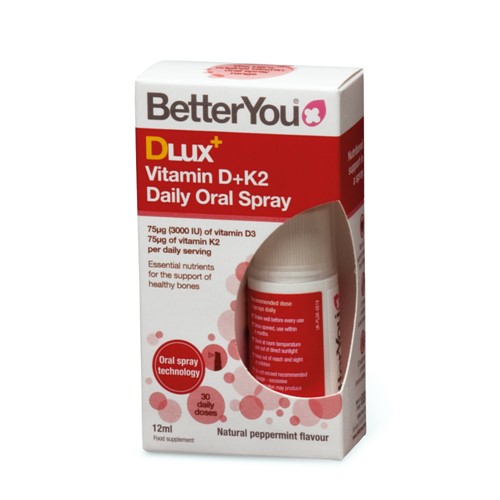 DLux PLUS - Vitamin D3 + K2
 
Za prevenciju osteoporoze
Terapija kortikosteroidima i lijekovima za epilepsiju
Ubrzava zarastanje kostiju
Dokazana brza i učinkovitija apsorpcija

OPIS
DLux PLUS je dodatak prehrani sa sladilom.
Vitamin D3 i K2 djeluju sinergijski i osiguravaju da je kalcij iz arterija usmjeren u kosti.
Novi oralni sprej osigurava 3000 i.e. vitamina D3 in 75 μg vitamina K2 MK-7 - biološki najdostupnijeg i najstabilnijeg oblika vitamina K.
DLux oralne sprejeve preporučujemo jer:
znanstveno dokazano osiguravaju brzu i učinkovitu apsorpciju,
sadrže prirodni vitamin D3,
svaki se sprej sastoji od milijuna kapljica, od kojih svaka sadrži istu količinu D3,
posebno su pogodni za ljude koji imaju poteškoće s gutanjem ili imaju problema s probavom i metabolizmom,
ne štete zubima i prijatnog su okusa,
prikladni su: bez kapsula, tableta ili vode,
ne napuhuju i ne uzrokuju grčeve,
ne treba ih držati u hladnjaku.

KORISTI
Vitamin D ima ulogu u procesu dijeljenja stanica i doprinosi:
normalnoj apsorpciji / iskorištenju kalcija i fosfora,
normalnoj razini kalcija u krvi,
normalnoj funkciji imunološkog sustava,
održavanju normalne funkcije mišića,
održavanju normalnih kostiju,
održavanju normalnih zubi.
Vitamin K doprinosi održavanju normalnih kostiju i normalnom zgrušavanju krvi.
O svim koristima i prednostima vitamina D možete pročitati u stručnoj literaturi, na provjerenim internetskim stranicama ili se informirajte kod svojeg liječnika.
ZA KOGA
Za odrasle koji žele da se im kalcij taloži samo tamo gdje se mora - u kosti.
UPORABA
Tri puta dnevno štrcnuti pod jezik ili na unutrašnju stranu lica. Prije upotrebe protresti bočicu. Nakon otvaranja upotrijebiti unutar šest mjeseci. Čuvati na sobnoj temperaturi i ne izlagati suncu. Prekomjerno konzumiranje proizvoda može imati laksativni učinak.
Dnevna doza (3 raspršivanja) sadrži: 75 µg ili 3000 i.j. vitamina D3, što je 1500 % PDU (preporučenog dnevnog unosa) i 75 µg vitamina K2, što je 100 % PDU.
Proizvod je dodatak prehrani. Dodatak prehrani nije nadomjestak ili zamjena za uravnoteženu prehranu, a uz to je potrebno paziti i na zdrav način života. Čuvati na mjestu nedostupnom maloj djeci. Preporučene dnevne doze ne smiju se prekoračiti.
Europska agencija za sigurnost hrane (EFSA) je izdala dokument o najvišem prihvatljivom doziranju vitamina D3 u kojem konstatira da su prihvatljive gornje vrijednosti dnevnog uzimanja vitamina D3:
za djecu od rođenja do 1. godine 25 µg (1000 IE), 
od 1. do 10. godine 50 µg (2000 IE) i 
od 11. godine dalje, uključujući trudnice i dojilje 100 µg (4000 IE).
Sadržaj: 90 raspršivanja za 30 dana.
 
SASTAV
Sastojci: Pročišćena voda, sladilo: ksilitol, emulgator: guma arabika, menkinom-7 (vitamin K2), emulgator: suncokretov lecitin, regulator kiselosti: limunska kiselina, konzervans: kalijev sorbat; ulje paprene metvice, kolekalciferol (vitamin D3), DL-alfa-tokoferil acetat (vitamin E).
Neto količina:12 ml.
Proizvođač: BetterYou Ltd., Velika Britanija. Uvoznik i ekskluzivni zastupnik: SITIS d.o.o., Slovenija